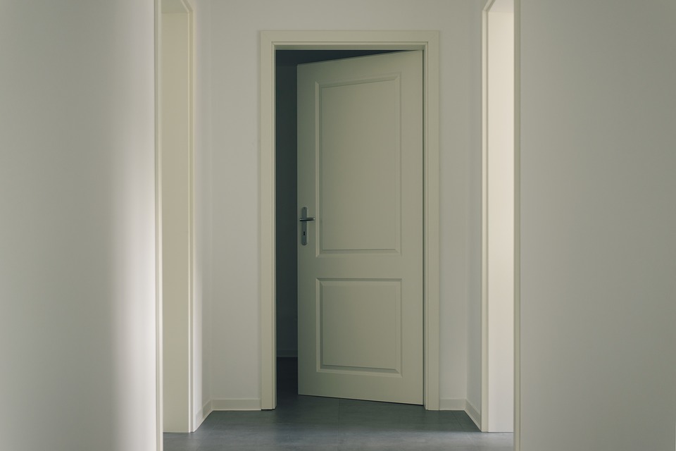 otvorené biele dvere